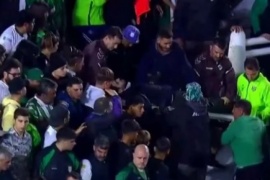 Un hincha de Banfield se descompensó en la tribuna, tuvieron que sacarlo en camilla y causó desesperación entre los jugadores