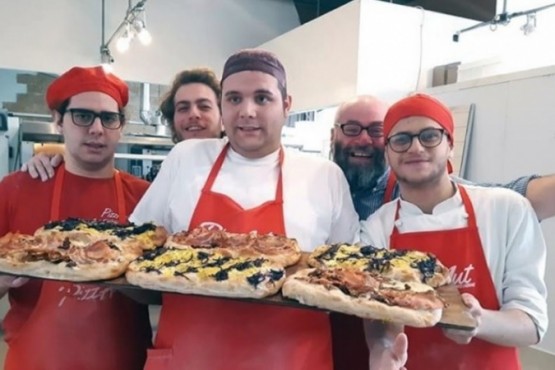 Inauguraron una pizzería atendida por jóvenes con autismo