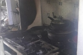 Dejó la hornalla prendida y cuando volvió encontró la cocina en llamas