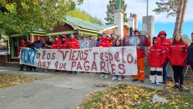 Reclamo de ATE de Punta Loyola en apoyo a jubilados de YCRT. 