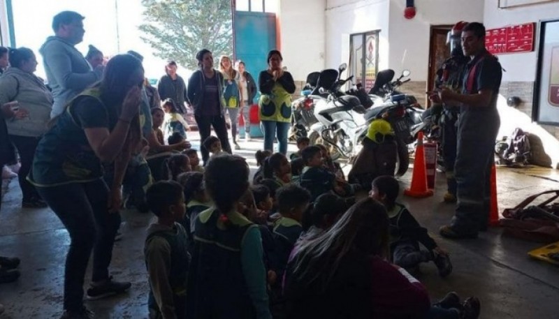 Jardín de infantes realizó recorrida por el cuartel de bomberos 