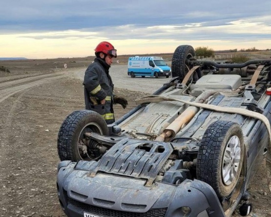 Perdió el control en la ruta de ripio y volcó