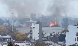 Bomberos de la ciudad combaten un incendio en Iron Mountain