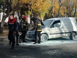 Falla eléctrica en dos rodados provocó el incendio de los mismos