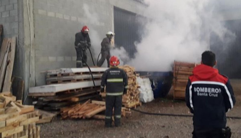 Bomberos sofocaron incendio sobre maderera 