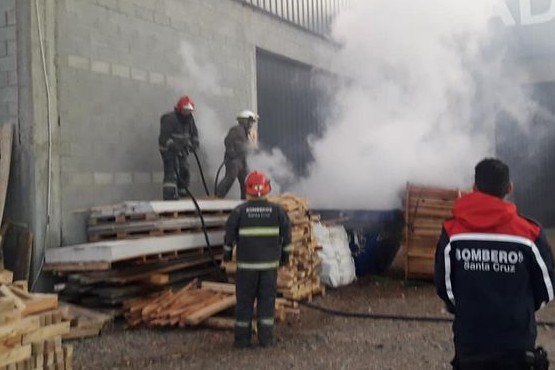 Bomberos sofocaron incendio sobre maderera 