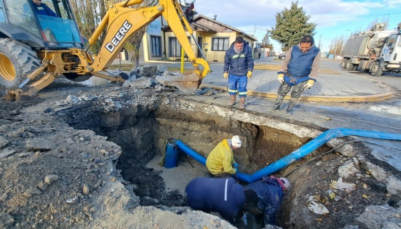 Continúan arreglando el caño de agua 