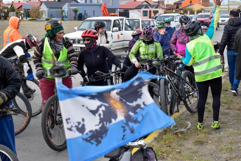 Cicloturistas recorrieron los munumentos que recuerdan la gesta de Malvinas. 