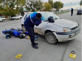 Motociclista chocó contra un auto