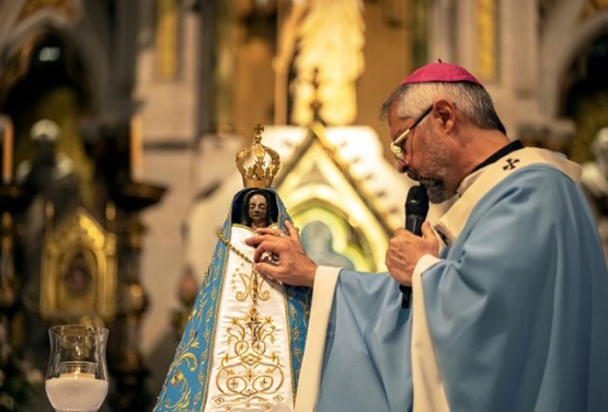 La Virgen de Luján luce tres estrellas mundialistas en su nuevo manto