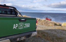 Rescatan a dos mujeres que cayeron al mar