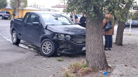 Una camioneta terminó contra un poste luego de colisionar