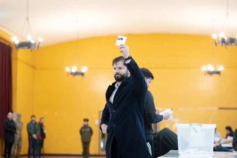 Gabriel Boric votó en Punta Arenas 