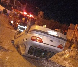 Perdió el control del auto y volcó