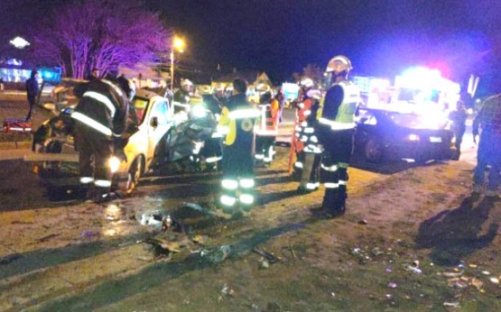 Carrera clandestina causó triple colisión