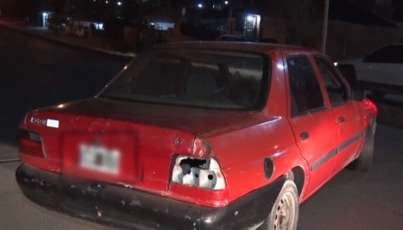 Quiso evadir un control, chocó y abandonó el auto 