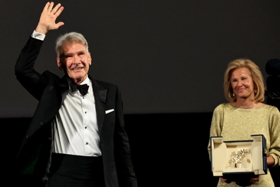 Emocionado hasta las lágrimas Harrison Ford recibe la Palma de Honor