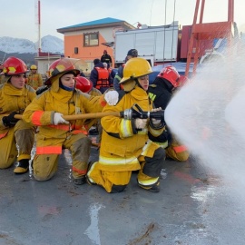 Prefectura realizó un simulacro de incendio y supervivencia en el mar