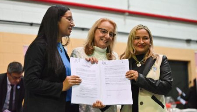 Alicia Kirchner entregó fortalecimientos a emprendimientos locales e inauguró importantes obras