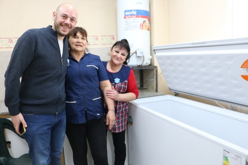 El intendente Darío Menna recibiendo el equipamiento destinado a los CIC. 