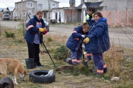 Municipio colabora en la forestación y limpieza de nueva plazoleta del Barrio San Benito