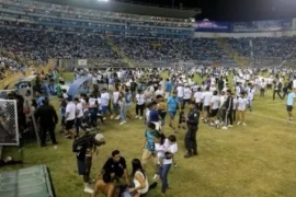 Estampida en un cancha de fútbol deja varios muertos