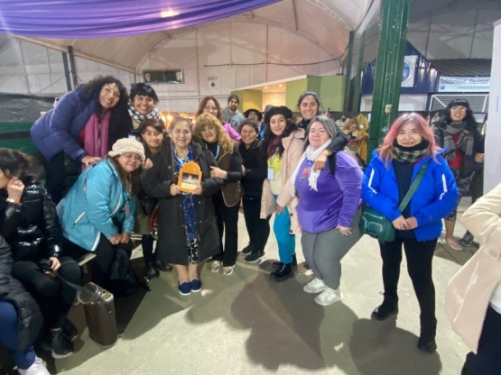 Entrega de reconocimientos y presentes a las artesanas que llegaron a Río Gallegos