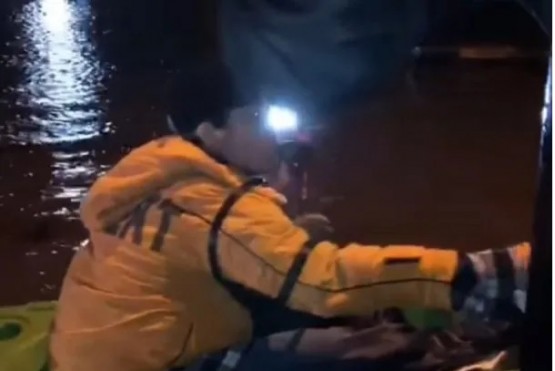 Rescataron en kayak a pasajeros de un colectivo inundado