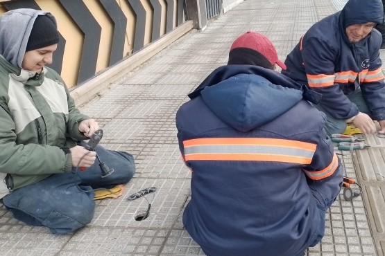 Reemplazan las luminarias vandalizadas en la Av. Kirchner