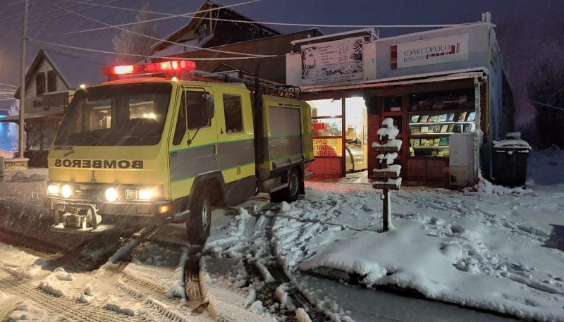 Bomberos sofocaron incendio sobre panadería 