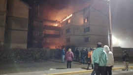 Incendio en el barrio 400 Departamentos: Se evacuaron a 30 familias