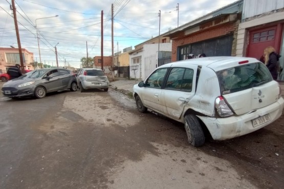 En estado de ebriedad colisionó contra dos vehículos estacionados