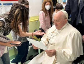 Las primeras imágenes del papa Francisco en el hospital tras la cirugía