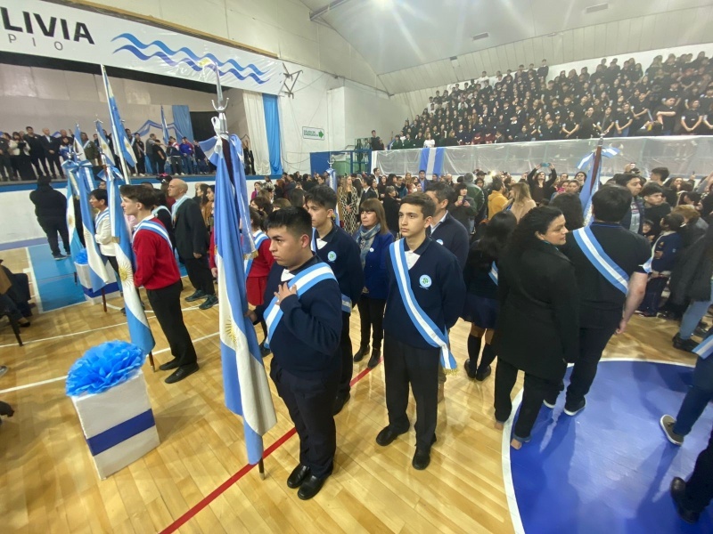 Reafirmación de Lealtad a la Bandera en Caleta Olivia: Un masivo acto de patriotismo de jóvenes estudiantes 