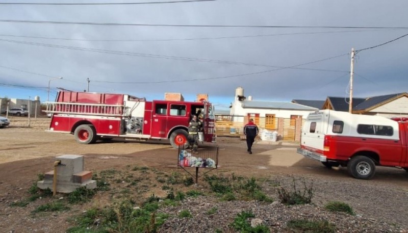 Bomberos sofocaron incendio sobre vivienda 