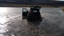 Perdió el control del auto y se precipitó al río