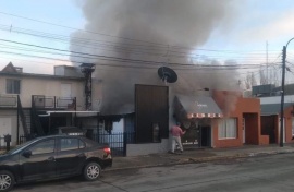 Sofocan incendio en un local de comidas