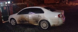 Investigan el incendio intencional de un auto