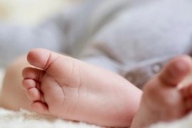 Una beba de 11 meses murió tras ser violada por su papá