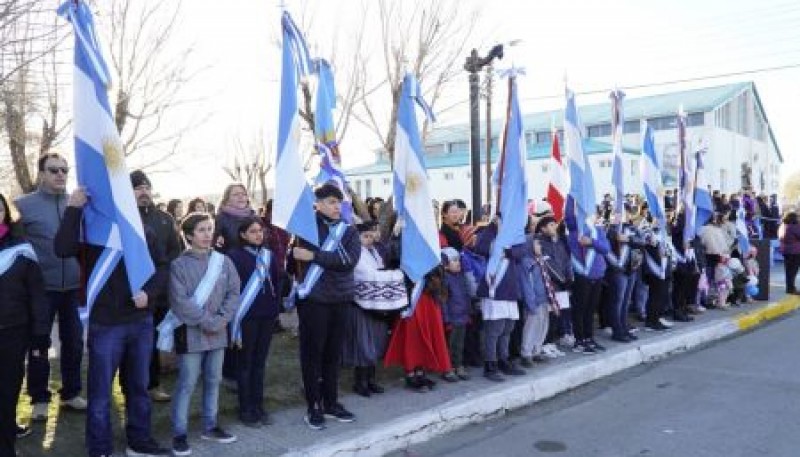 El pueblo de Santa Cruz conmemoró el 207° Aniversario de la Declaración de la Independencia en Piedra Buena