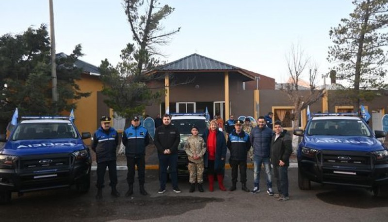 Se entregaron tres camionetas patrullero a la comisión de fomento Jaramillo-Fitz Roy