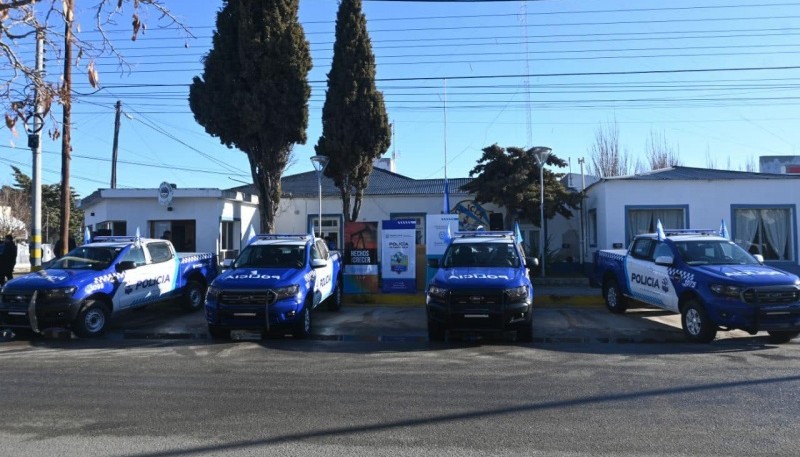 Se realizó la entrega de cuatro camionetas patrullero