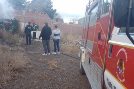 Bomberos controlaron incendio sobre pastizales