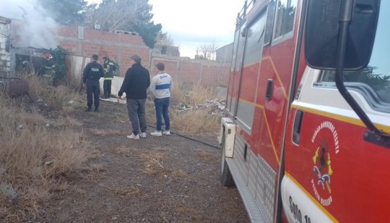 Bomberos controlaron incendio sobre pastizales 