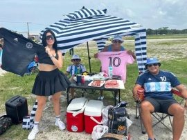 Cumbia y choripán en Miami: así esperan los hinchas la presentación de Lionel Messi