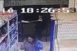 Ingresó a un supermercado y comenzó a disparar: mató a un hombre e hirió a otras dos personas