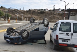 Tres heridos tras un choque seguido de vuelco