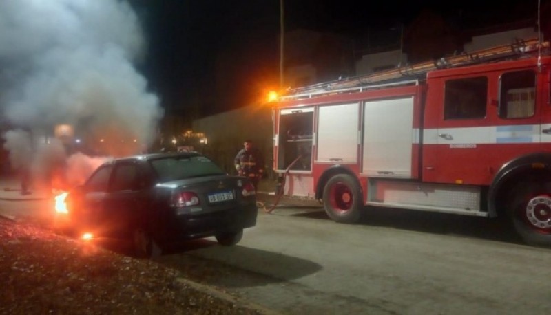 Desperfecto mecánico generó incendio sobre vehículo