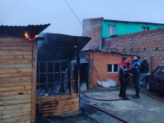 Incendio consumió dos casas de material ligero