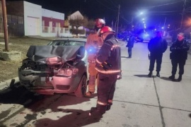 Perdió el control de su vehículo y chocó contra una camioneta estacionada